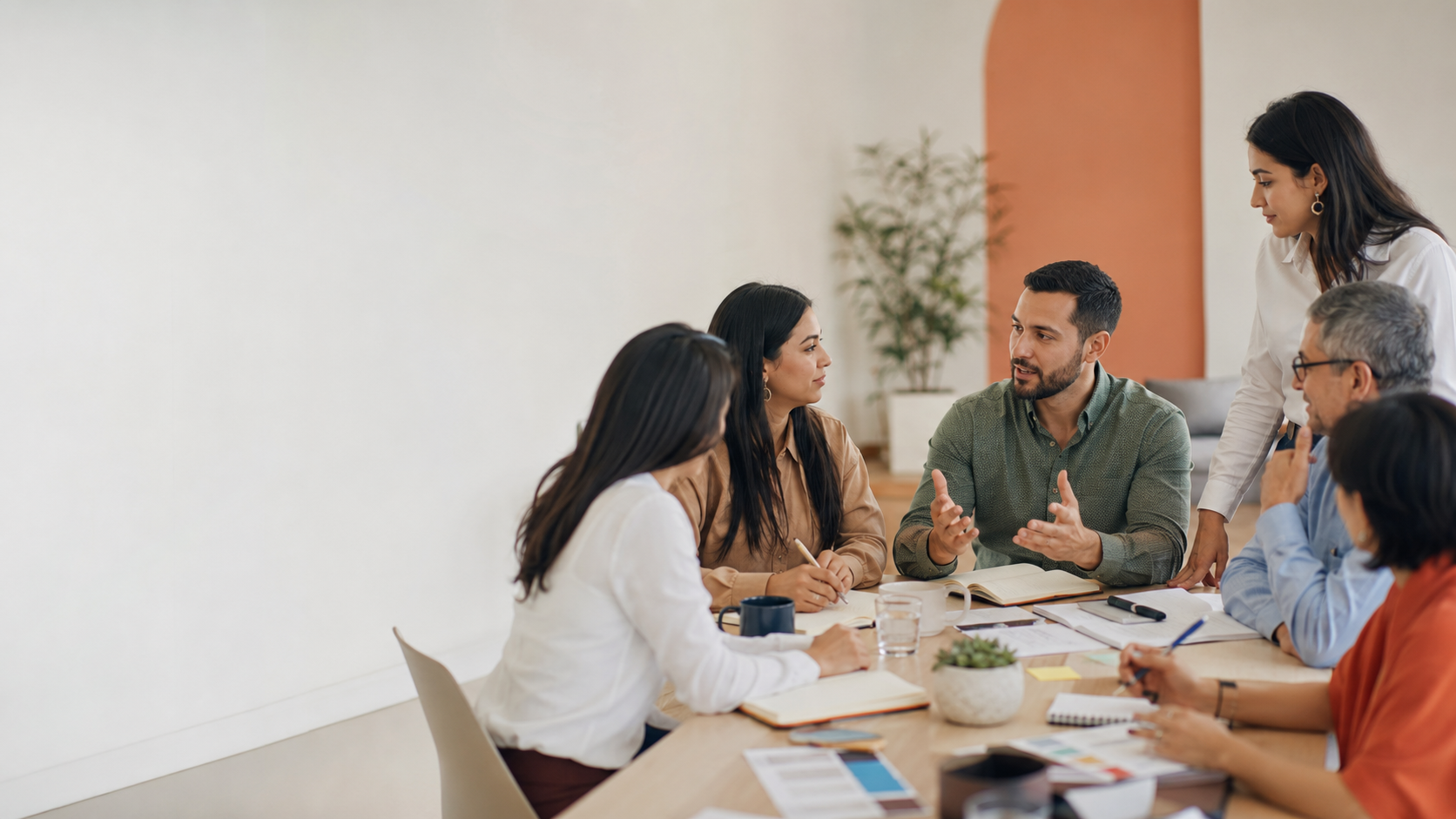 Equipo participando en un taller de liderazgo y alto desempeño