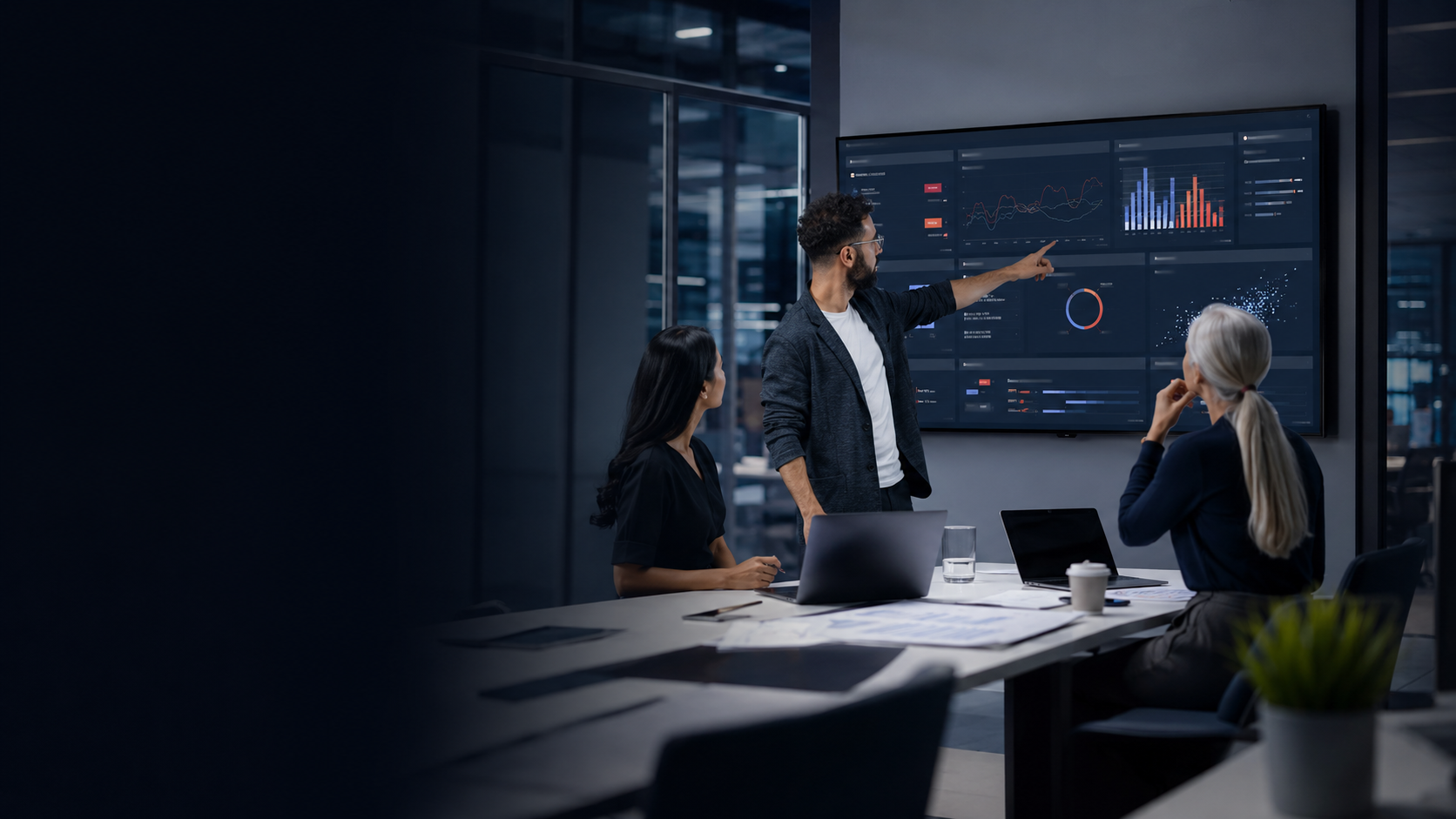 Equipo analizando automatización, inteligencia artificial y Business Intelligence